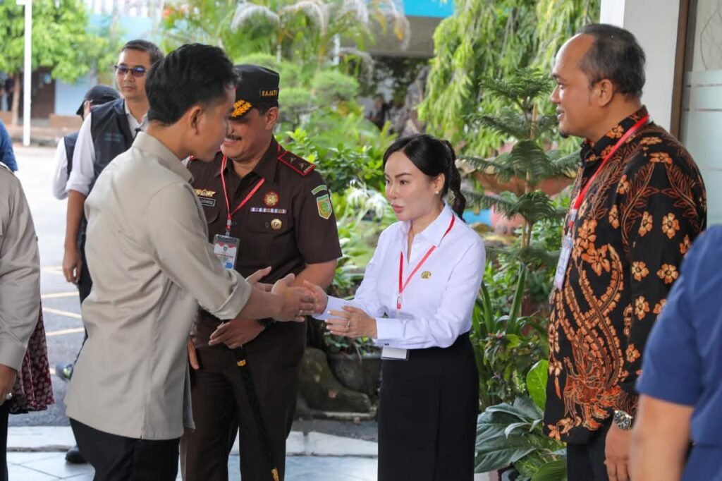 Li Claudia Dampingi Wapres RI Gibran Tinjau Program MBG di Batam