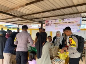 Polsek Bunguran Timur Jual Sembako Murah, Warga Ranai Darat Senang