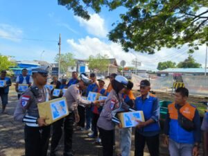 Polantas Menyapa, Bagikan Bantuan Sosial Kepada Buruh Angkut, Ojek Pelabuhan dan Ojek Online