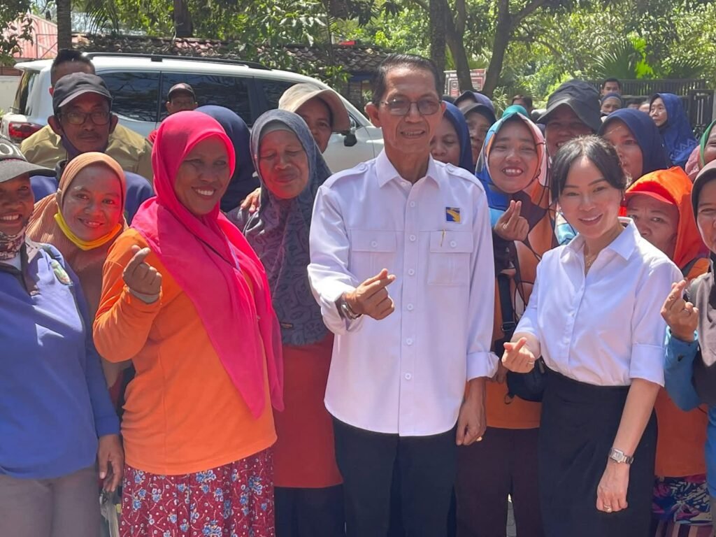 Amsakar-Li Claudia Apresiasi Petugas Kebersihan, Salurkan 1.500 Paket Sembako