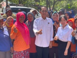 Amsakar-Li Claudia Apresiasi Petugas Kebersihan, Salurkan 1.500 Paket Sembako