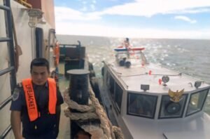 Tongkang Bina Marine 80 Angkut Pasir dari Karimun Tujuan Singapura Bocor di Perairan Batam, Dievakuasi