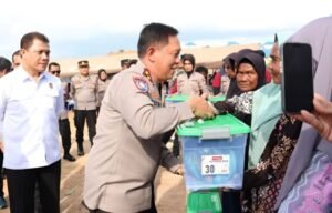Binmas Baharkam Polri Bagikan Ribuan Paket Sembako di Batam