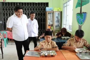 Keseruan Murid SD saat Santap Menu MBG di Kelas, Tiba-tiba Seorang Siswa Datangi Bupati Roby Minta…
