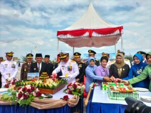 Semarak HUT TNI ke-80, Gubernur dan Kapolda Kepri Bawa Hadiah Tumpeng Jumbo dan Kue Cake Jumbo