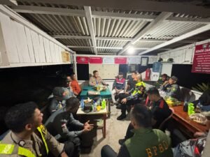 Tengah Malam, Kapolres Natuna Sambangi Pos Satkamling Pering