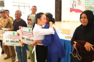 Pemko Batam Serahkan Bansos Lansia Tambahan ke 158 Warga Belakang Padang