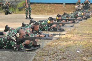 Tingkatkan Kemampuan Tempur, Personel Lanud RHF Latihan Menembak Pistol dan Laras Panjang