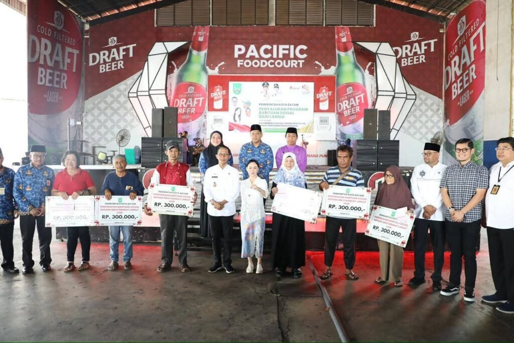 Li Claudia Candra Gandeng DPRD Kota Batam Serahkan Bantuan Sosial Bagi Lansia
