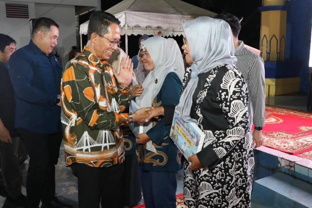 Serahkan Insentif, Amsakar Dengarkan dan Jawab Aspirasi Warga Soal Kampung Tua dan Air Bersih