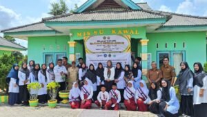 DLH Bintan Bagikan Buku Saku Literasi Lingkungan ke Murid SD dan SMP