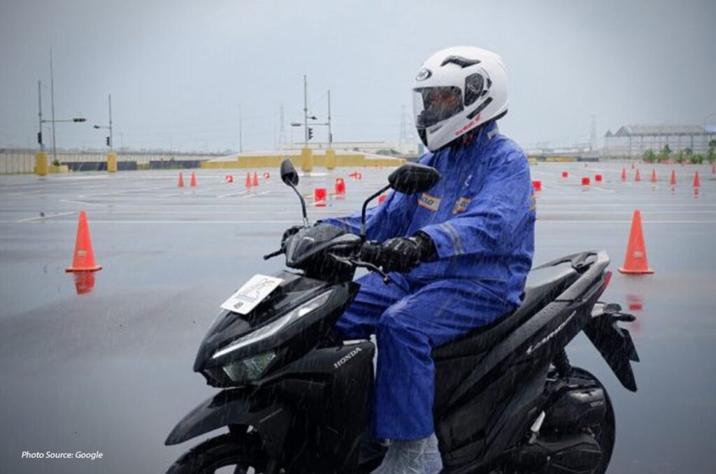 Cuaca Tak Menentu, Honda Ajak Pengendara Tetap Cari Aman di Musim Hujan