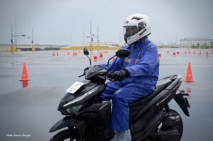 Cuaca Tak Menentu, Honda Ajak Pengendara Tetap Cari Aman di Musim Hujan