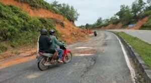 Tak Kunjung Diperbaiki, Jalan Lintas Timur Terusan Gesek dan Kijang Rusak Parah