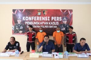 Polres Bintan Bekuk 2 Pelaku Pembunuhan Berencana Motif Utang dan Asmara, Korban Ditusuk 17 Kali