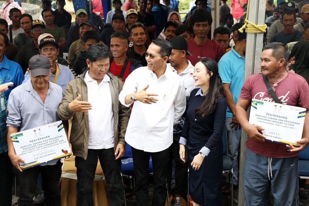 Komitmen Perkuat Perekonomian Pesisir, Amsakar-Li Claudia Serahkan Bantuan Sarana Tangkap Nelayan