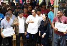 Komitmen Perkuat Perekonomian Pesisir, Amsakar-Li Claudia Serahkan Bantuan Sarana Tangkap Nelayan