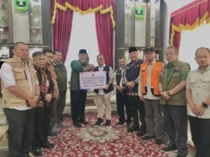 Wakil Gubernur Kepri Serahkan Bantuan ‘Kepri Peduli Bencana’ Senilai Rp1,15 Miliar untuk Korban Banjir Bandang di Sumbar