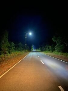 Malam Hari Ruas Jalan Wan Seri Beni – Bintan Buyu Terang, PJU Dipasang di 35 Titik