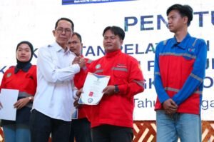 Tingkatkan Daya Saing Tenaga Kerja, Amsakar Serahkan Sertifikat Pelatihan Kompetensi