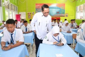 SAS Online Perdana Serentak di 133 Sekolah di Batam, Amsakar Tinjau Perdana SAS Online