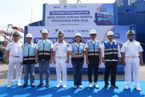 PELNI Berangkatkan 15 Kontainer Bantuan untuk Korban Banjir Sumatera dengan KM Kelud