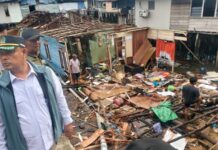 Iman Sutiawan Gerak Cepat Kunjungi Korban Longsor dan Ombak di Batam