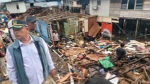 Iman Sutiawan Gerak Cepat Kunjungi Korban Longsor dan Ombak di Batam
