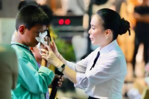 Serahkan Bantuan, Li Claudia Dengarkan Curahan Hati Anak Yatim