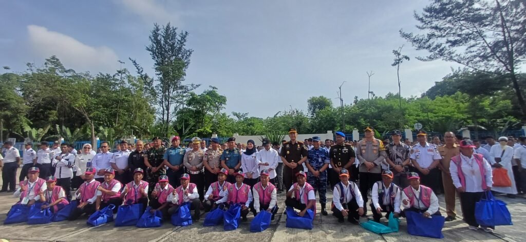 Dishub Batam Serahkan Seragam Jukir dan Bus Sekolah Gratis