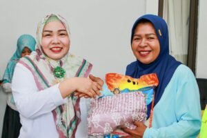 Apresiasi Peran Perempuan, Erlita Amsakar Salurkan Bantuan ke Satgas Kebersihan