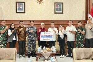 Amsakar-Li Claudia Salurkan Bantuan Rp4,8 M, Wagub Aceh Titip Salam untuk Warga Batam
