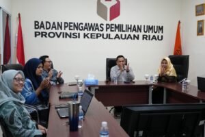 Apresiasi Kinerja Pencegahan dan Humas, Bawaslu Kepri Beri Penghargaan pada Bawaslu Kabupaten/Kota