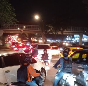 Lori Bawa Tanah Reklamasi Tritip Terguling di Jalan Tiban Kampung, Jalanan Macet Parah