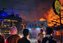 Breaking News! Belasan Kios dan Gudang Terbakar di Mega Legenda Batam Kota