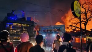 Breaking News! Belasan Kios dan Gudang Terbakar di Mega Legenda Batam Kota