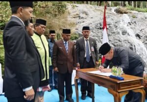 Bupati Lingga Lantik 6 Pejabat Eselon II di Air Terjun Taman Arjuna, Ini Filosofinya