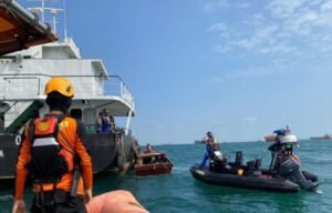 Main Bola di Atas Kapal, Sakaria Jatuh di Laut Tanjung Pinggir Batam Dicari Tim SAR