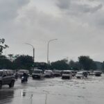 Jalan Simpang Tiga Tiban Centre Banjir, Motor hingga Mobil Mogok
