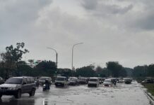 Jalan Simpang Tiga Tiban Centre Banjir, Motor hingga Mobil Mogok