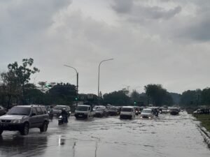 Jalan Simpang Tiga Tiban Centre Banjir, Motor hingga Mobil Mogok