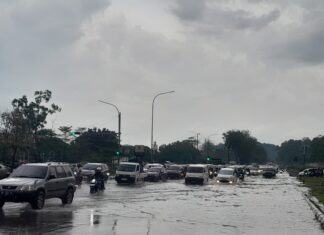 Jalan Simpang Tiga Tiban Centre Banjir, Motor hingga Mobil Mogok