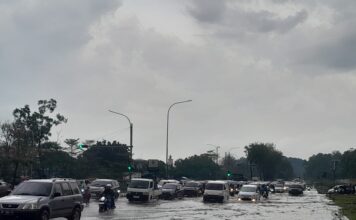 Jalan Simpang Tiga Tiban Centre Banjir, Motor hingga Mobil Mogok