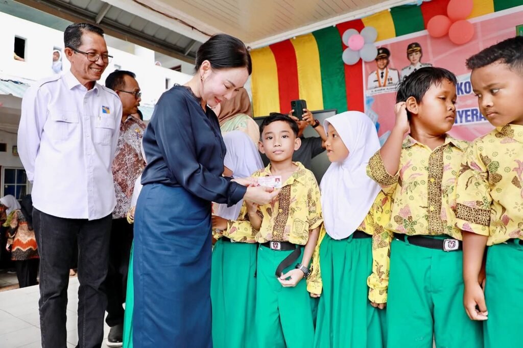 Serahkan KIA di SDN 006, Amsakar-Li Claudia Pastikan Anak Batam Terdata dan Terlindungi
