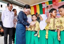 Serahkan KIA di SDN 006, Amsakar-Li Claudia Pastikan Anak Batam Terdata dan Terlindungi