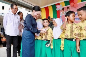 Serahkan KIA di SDN 006, Amsakar-Li Claudia Pastikan Anak Batam Terdata dan Terlindungi