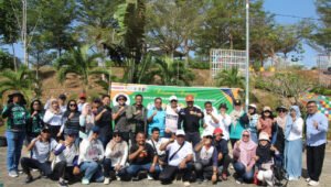 Penananam Pohon POSMETRO Bersama PLN Batam di Kebun Raya Batam