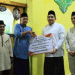 Safari Ramadan Ke-4, Bupati Roby Serahkan Bantuan CSR Rp 50 Juta untuk Masjid Al Munawwaroh