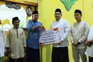 Safari Ramadan Ke-4, Bupati Roby Serahkan Bantuan CSR Rp 50 Juta untuk Masjid Al Munawwaroh