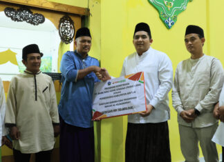 Safari Ramadan Ke-4, Bupati Roby Serahkan Bantuan CSR Rp 50 Juta untuk Masjid Al Munawwaroh